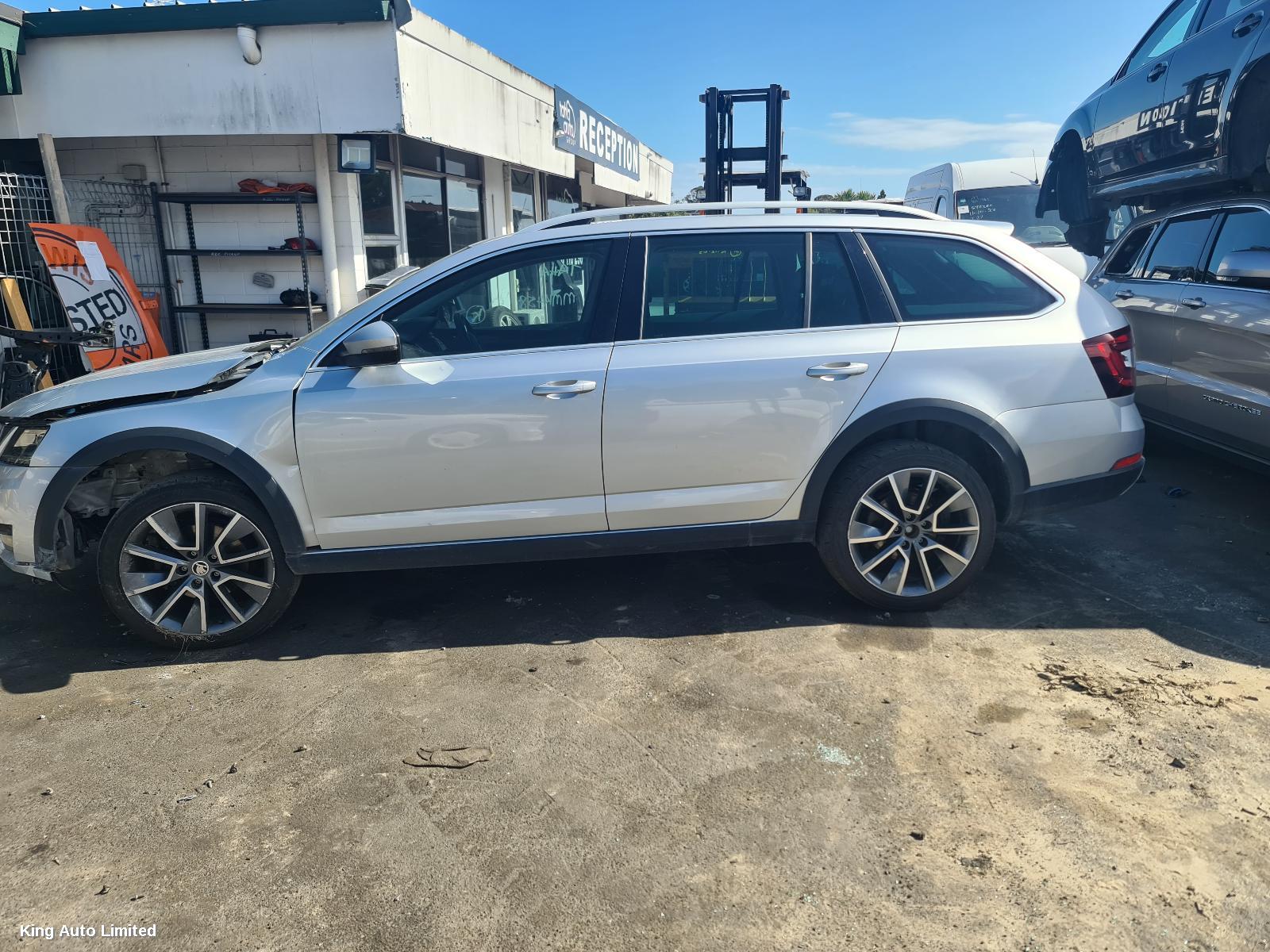 Skoda OCTAVIA 2019 Right Guard thumbnail 3