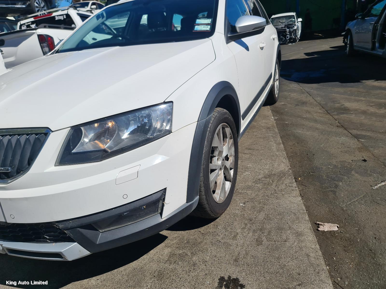 Skoda OCTAVIA 2016 Left Front Door thumbnail 2