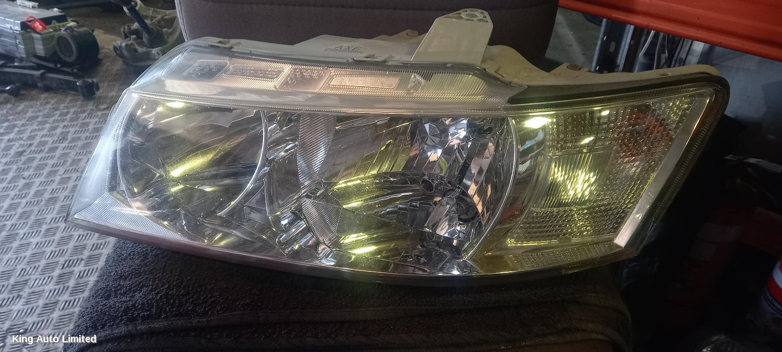 Holden COMMODORE 2005 Left Headlamp thumbnail 1