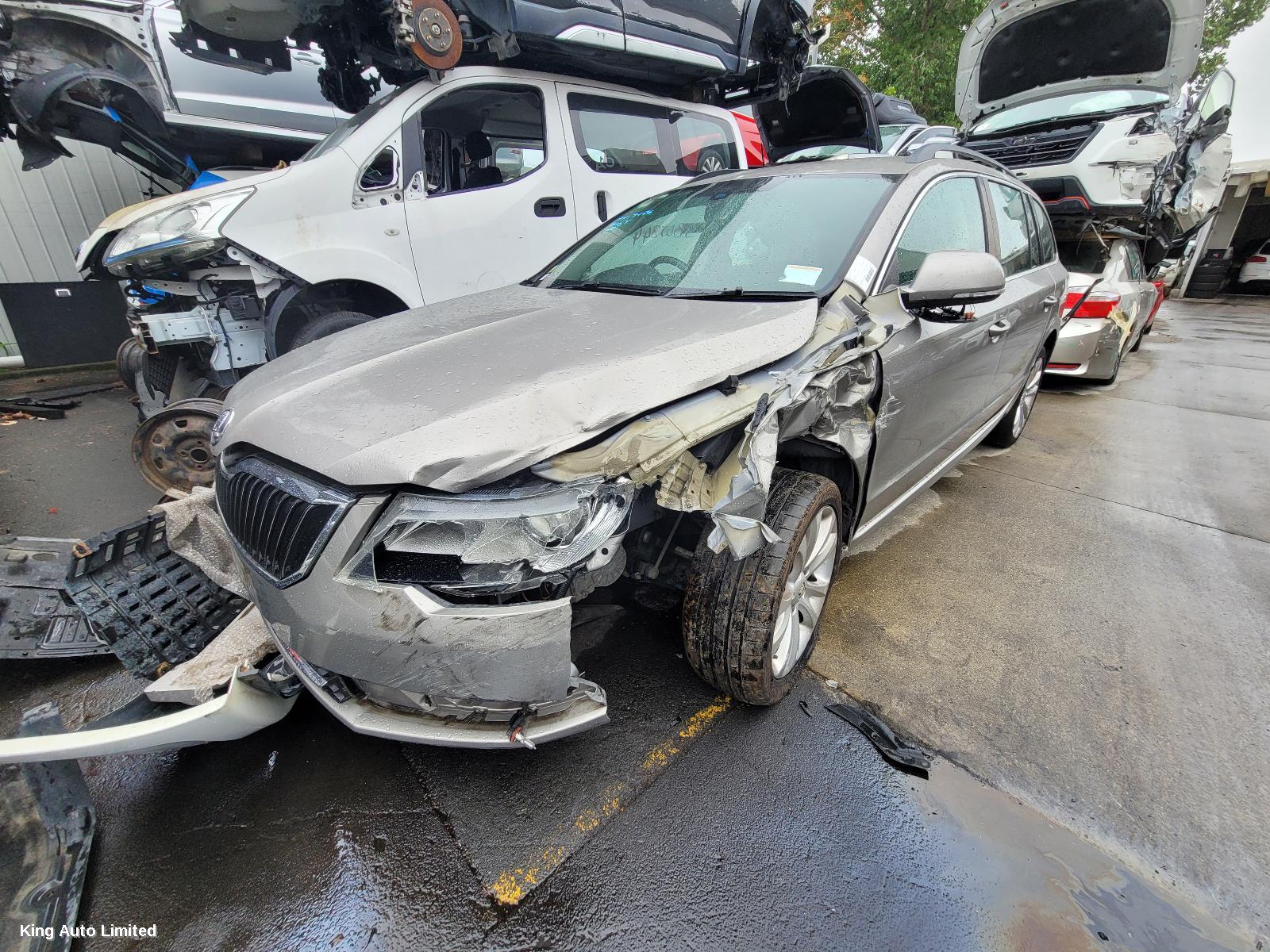 Skoda SUPERB 2015 Left Front Door thumbnail 3