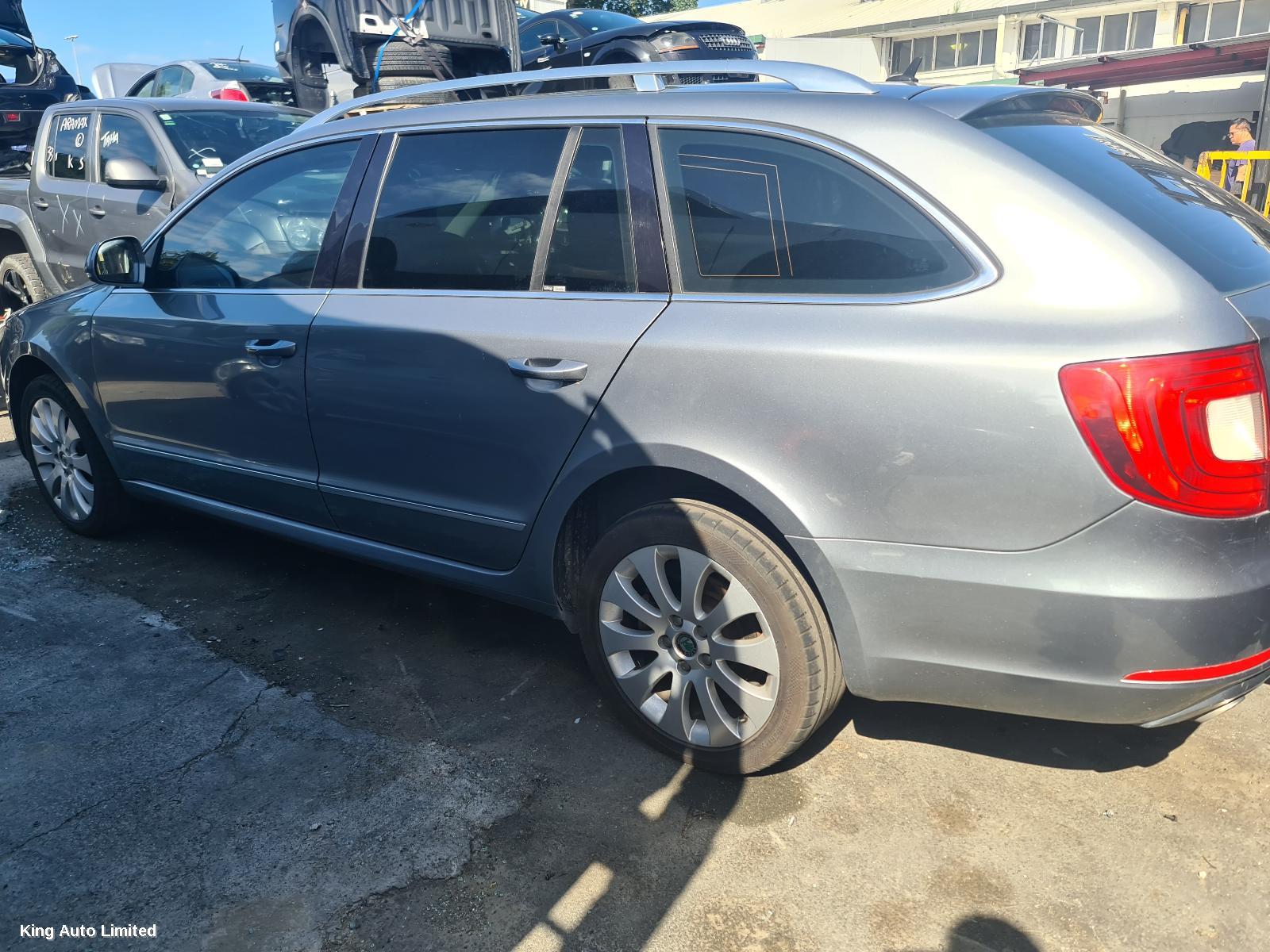 Skoda SUPERB 2010 Left Guard thumbnail 3