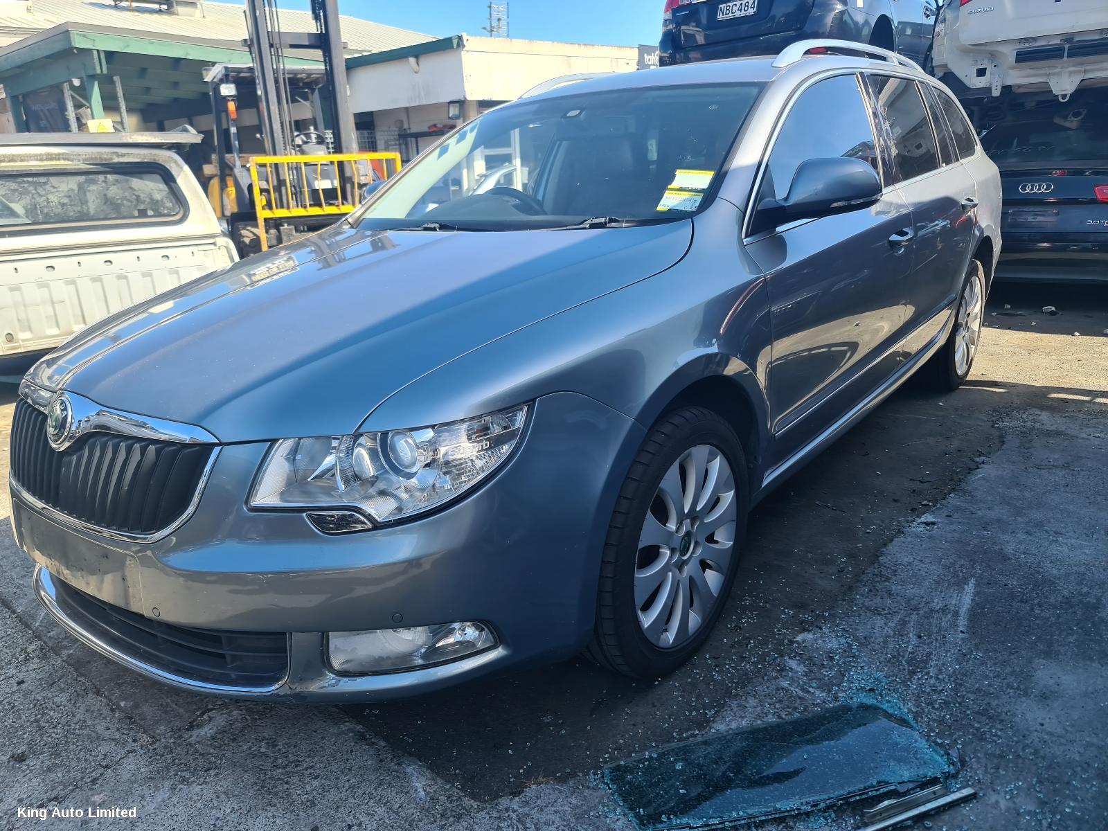 Skoda SUPERB 2010 Left Guard thumbnail 2