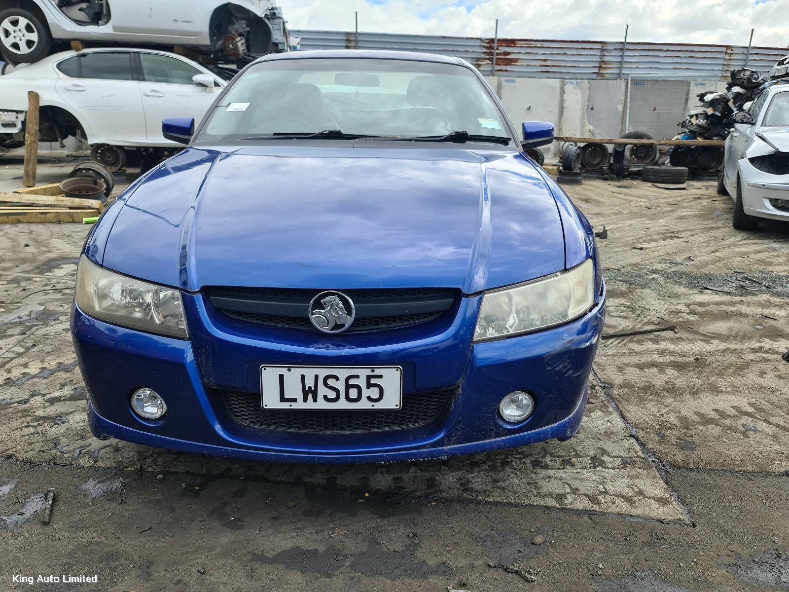 Azraa - HOLDEN COMMODORE 2005 Left Indicator/Fog/Side