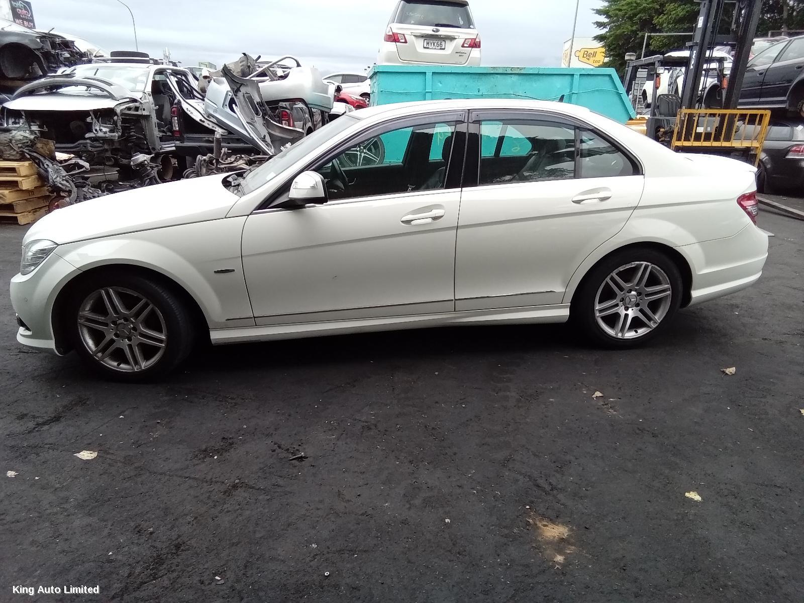 Mercedes-Benz C CLASS 2009 Left Guard thumbnail 3