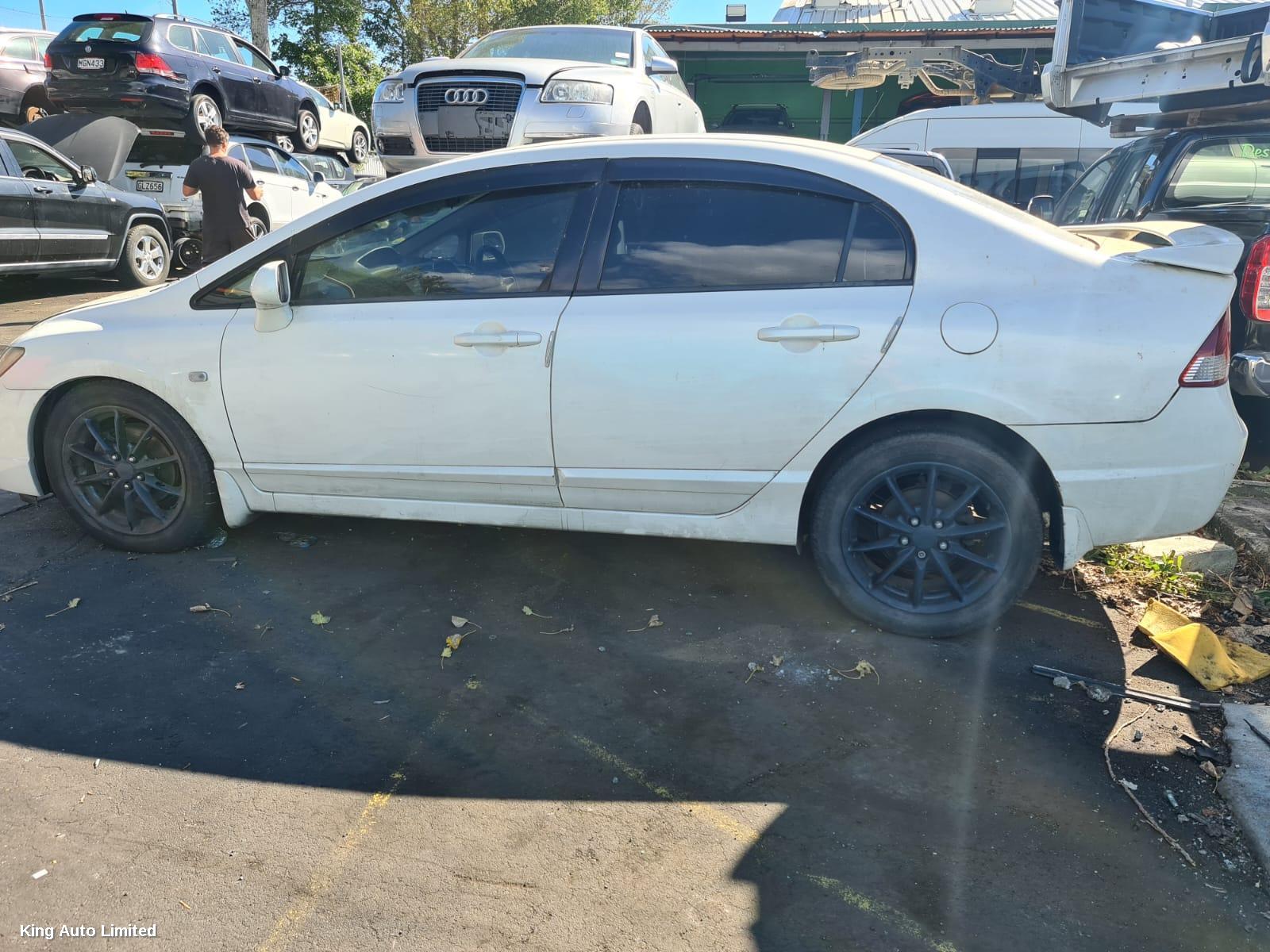 Honda CIVIC 2006 Rear Garnish thumbnail 3