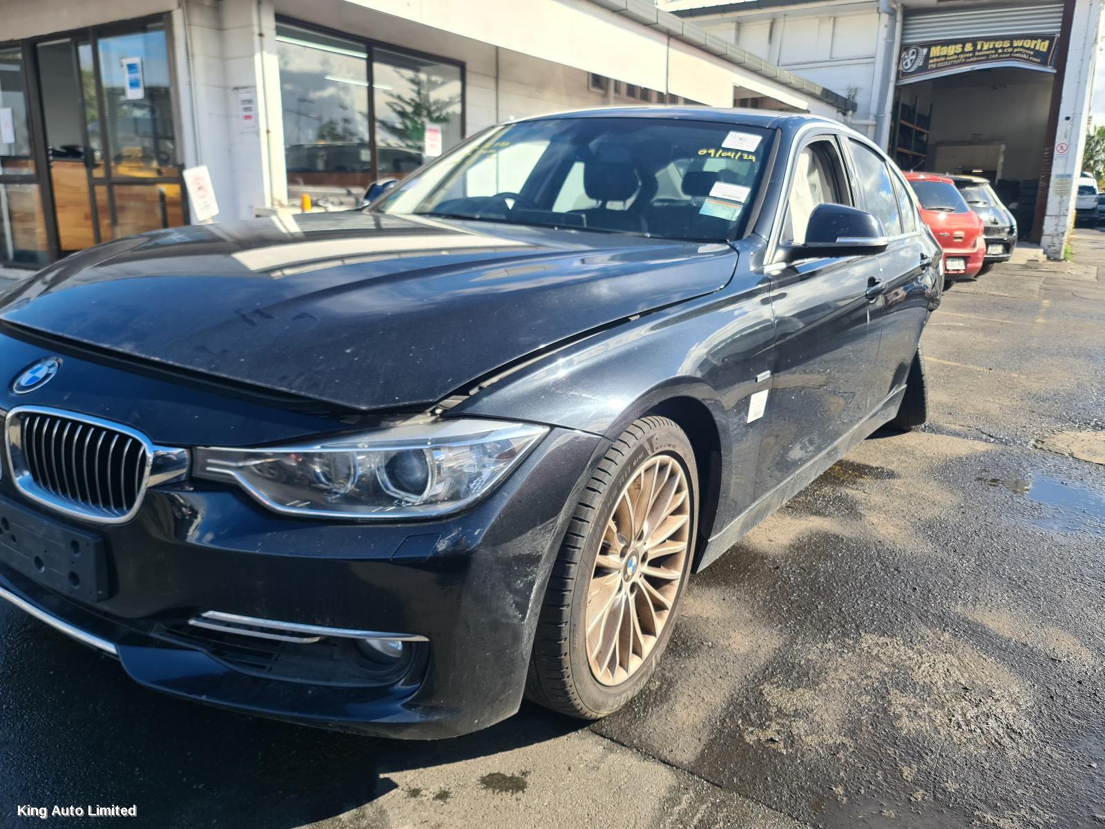 BMW 3 SERIES 2012 Left Guard thumbnail 2