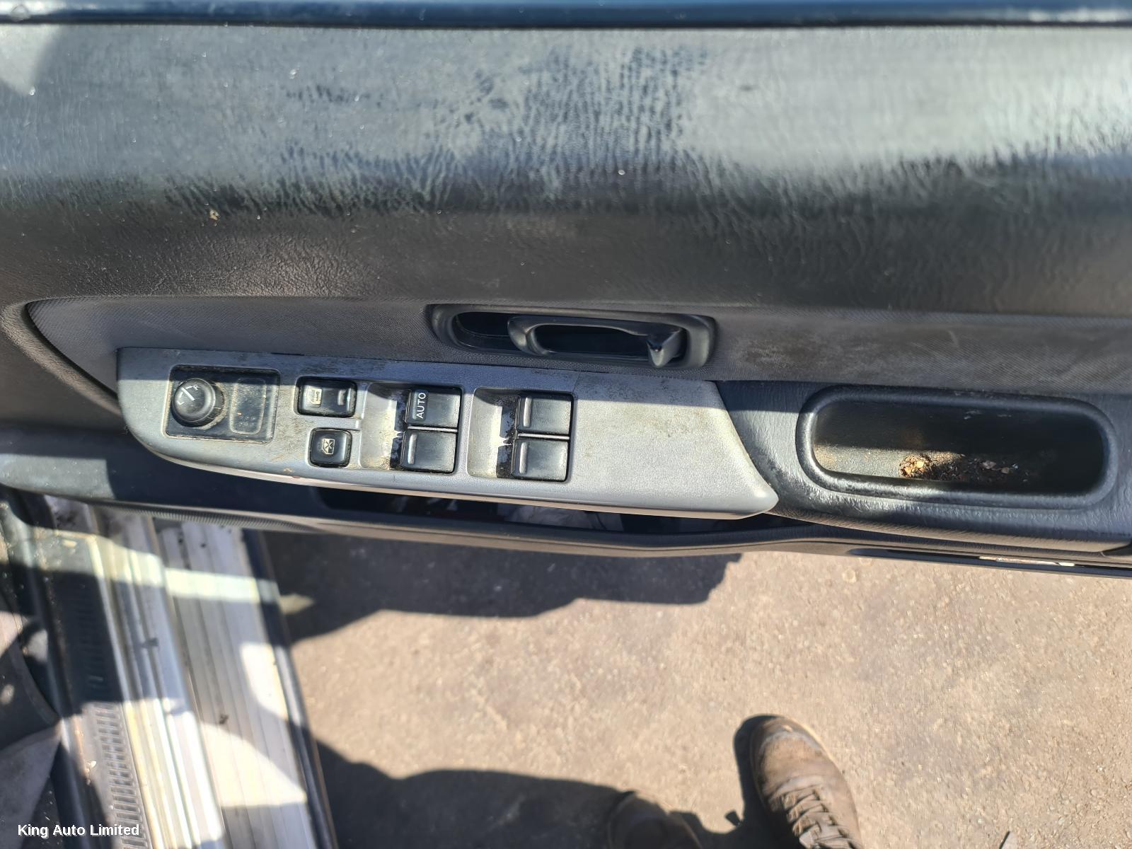 Nissan NAVARA 2005 Left Taillight thumbnail 2