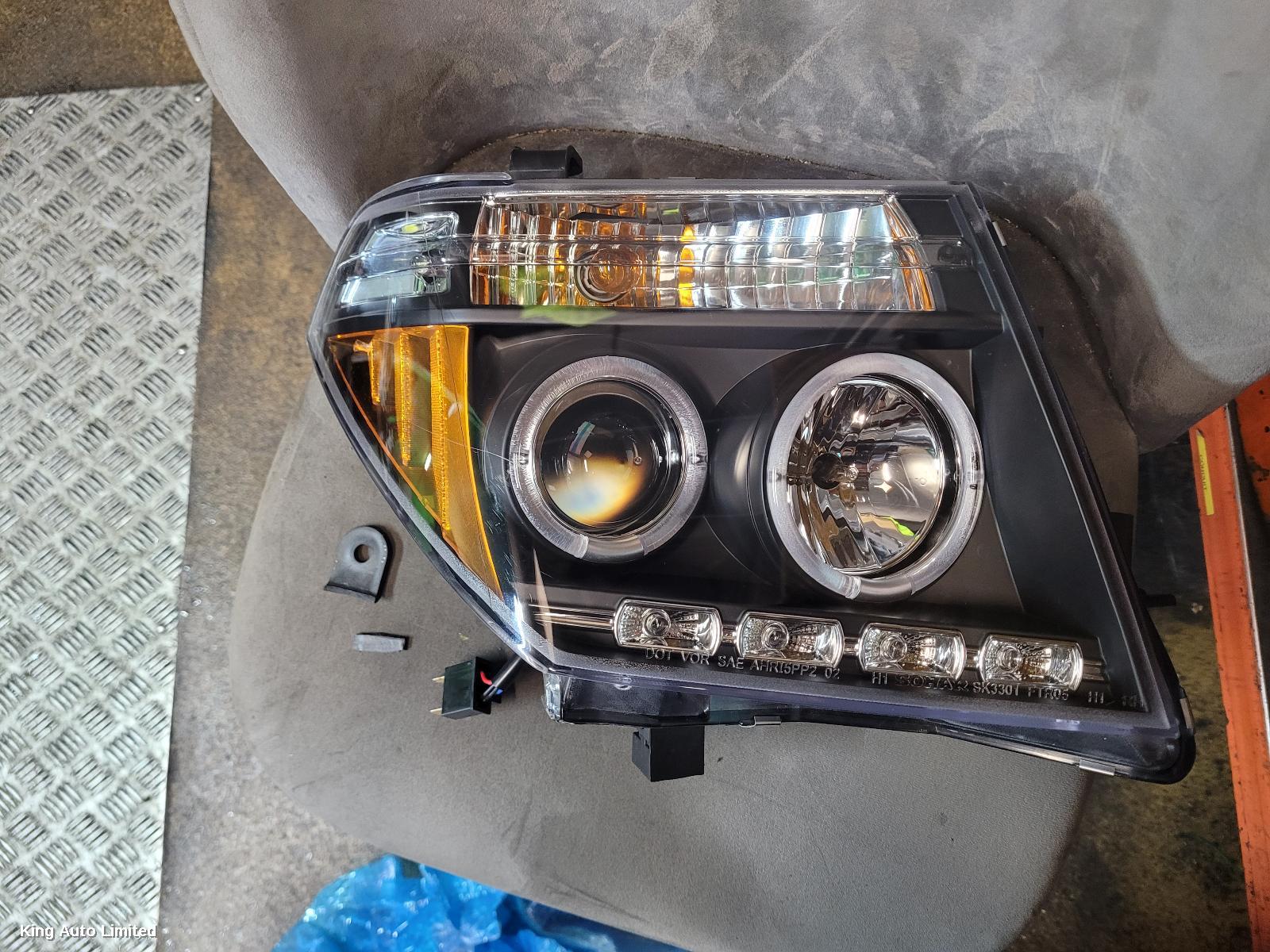 Nissan NAVARA 2012 Right Headlamp thumbnail 1