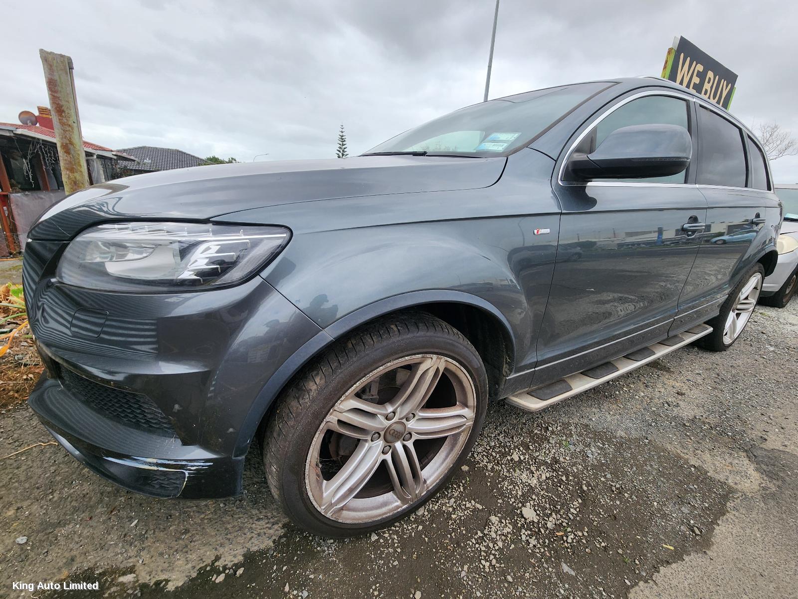 Audi Q7 2013 Front Seat thumbnail 2