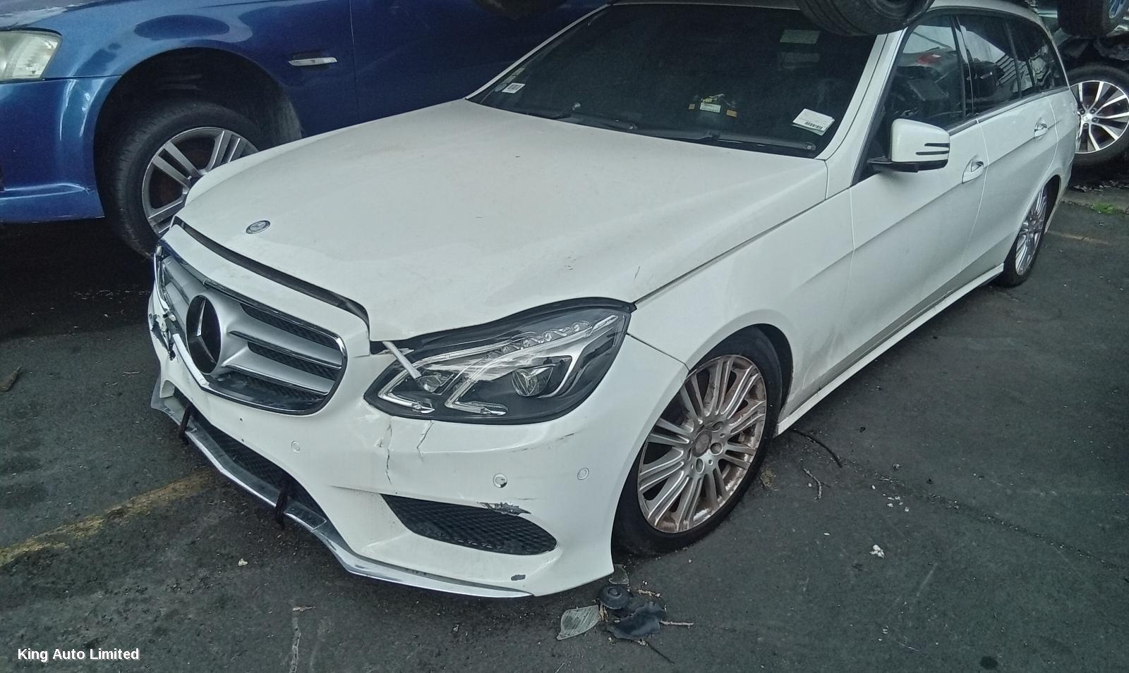 Mercedes-Benz E CLASS 2014 Right Guard thumbnail 2