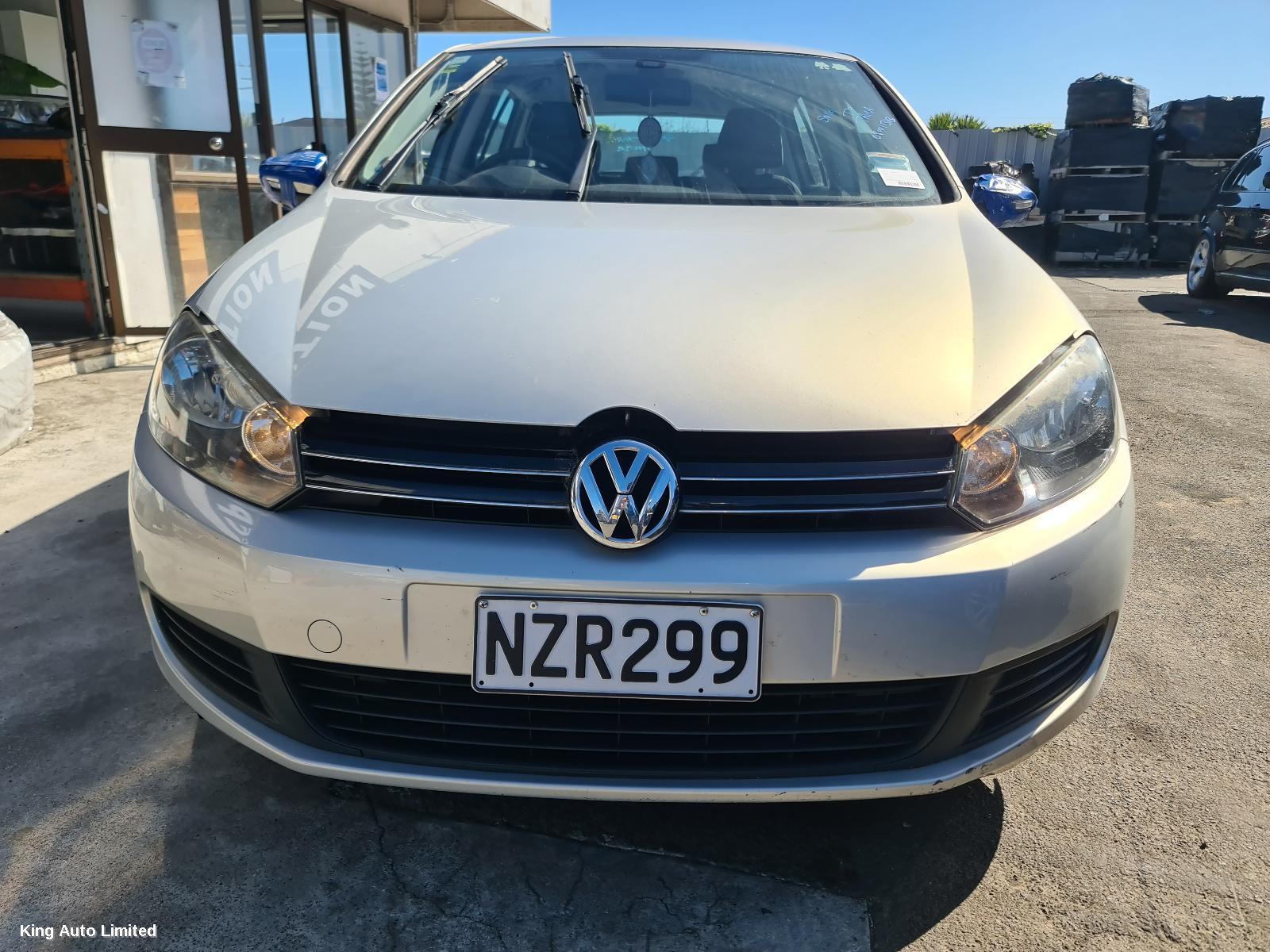 Volkswagen - Volkswagen GOLF 2010 Right Taillight