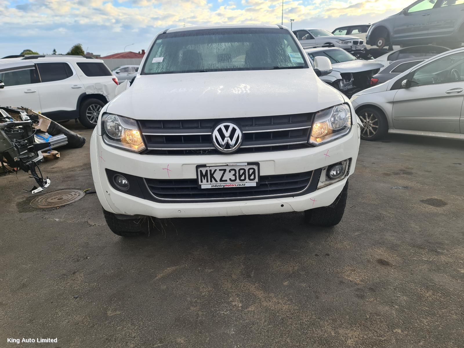 Volkswagen - Volkswagen AMAROK 2014 Right Front Hub Assembly