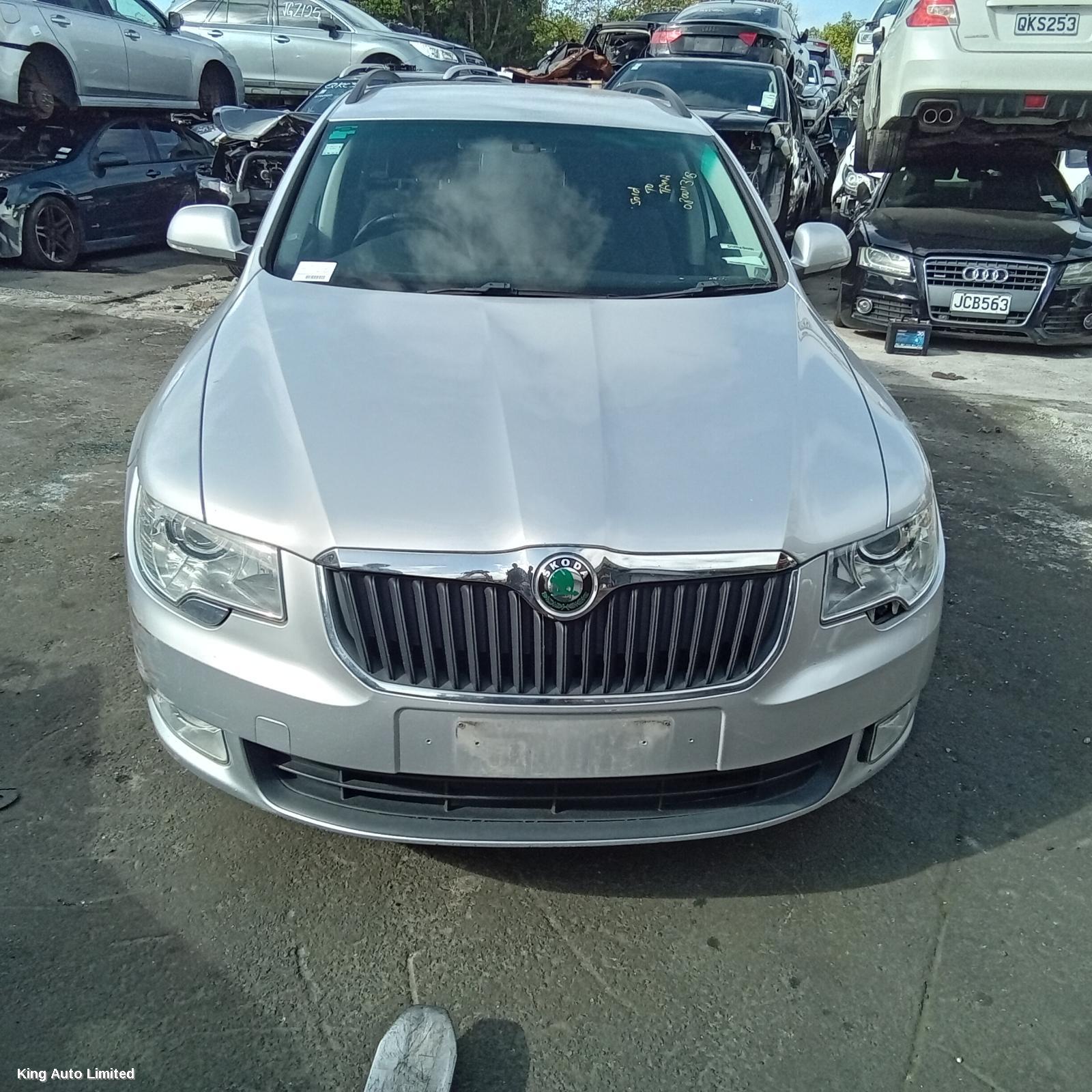 Skoda SUPERB 2011 Left Headlamp thumbnail 1