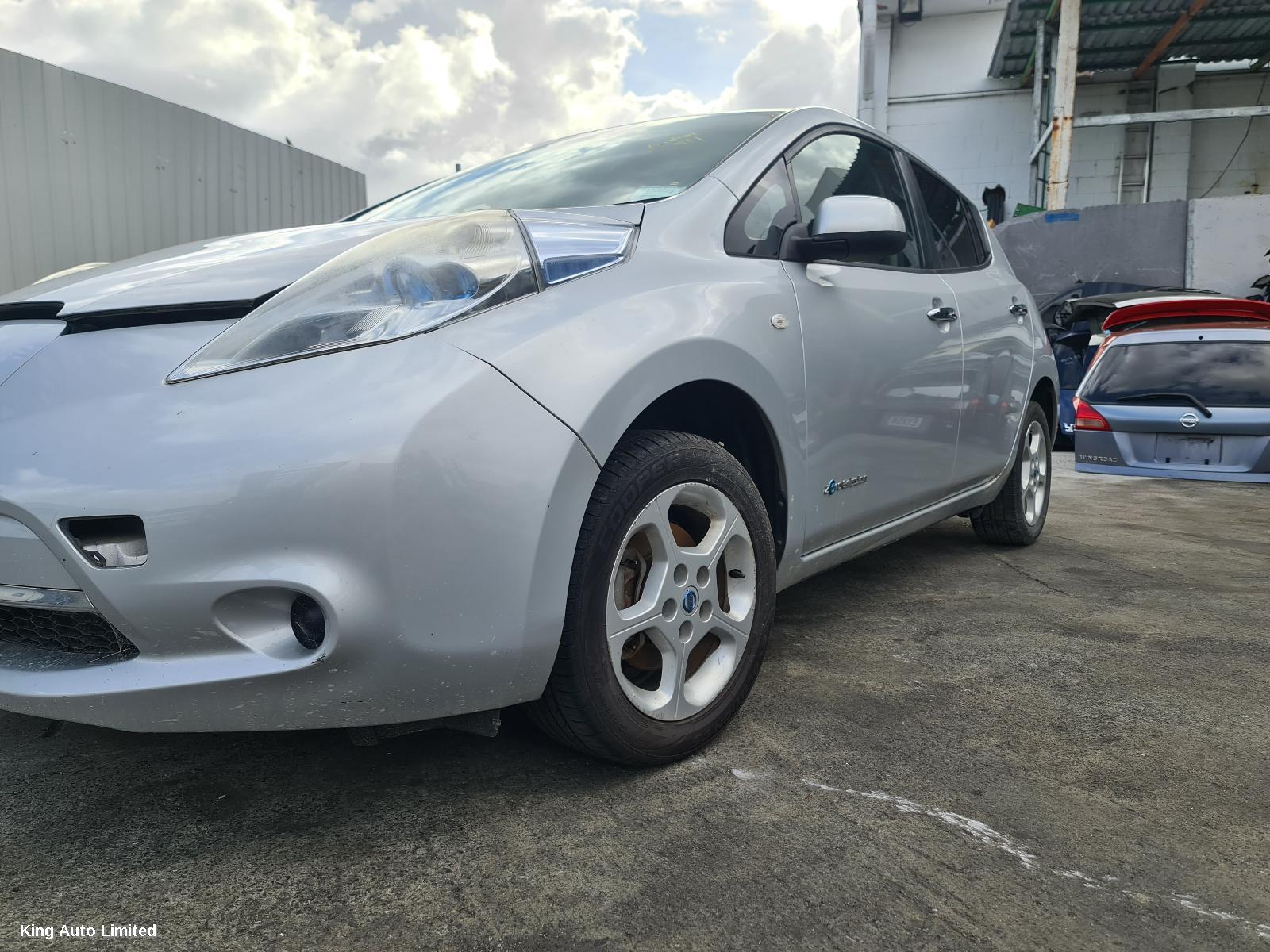 Nissan LEAF 2013 Rear Garnish thumbnail 2