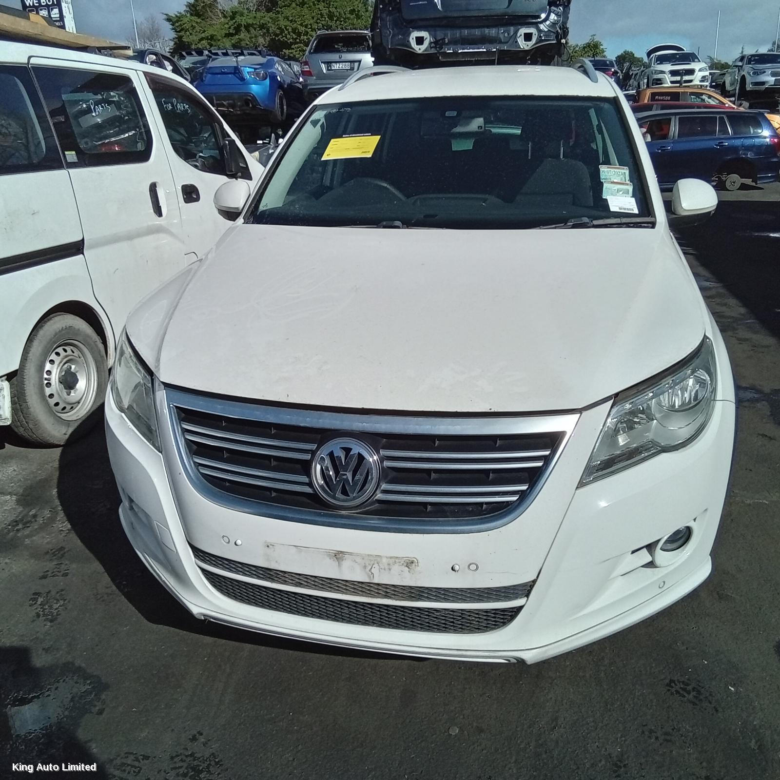Volkswagen - Volkswagen TIGUAN 2009 Left Taillight