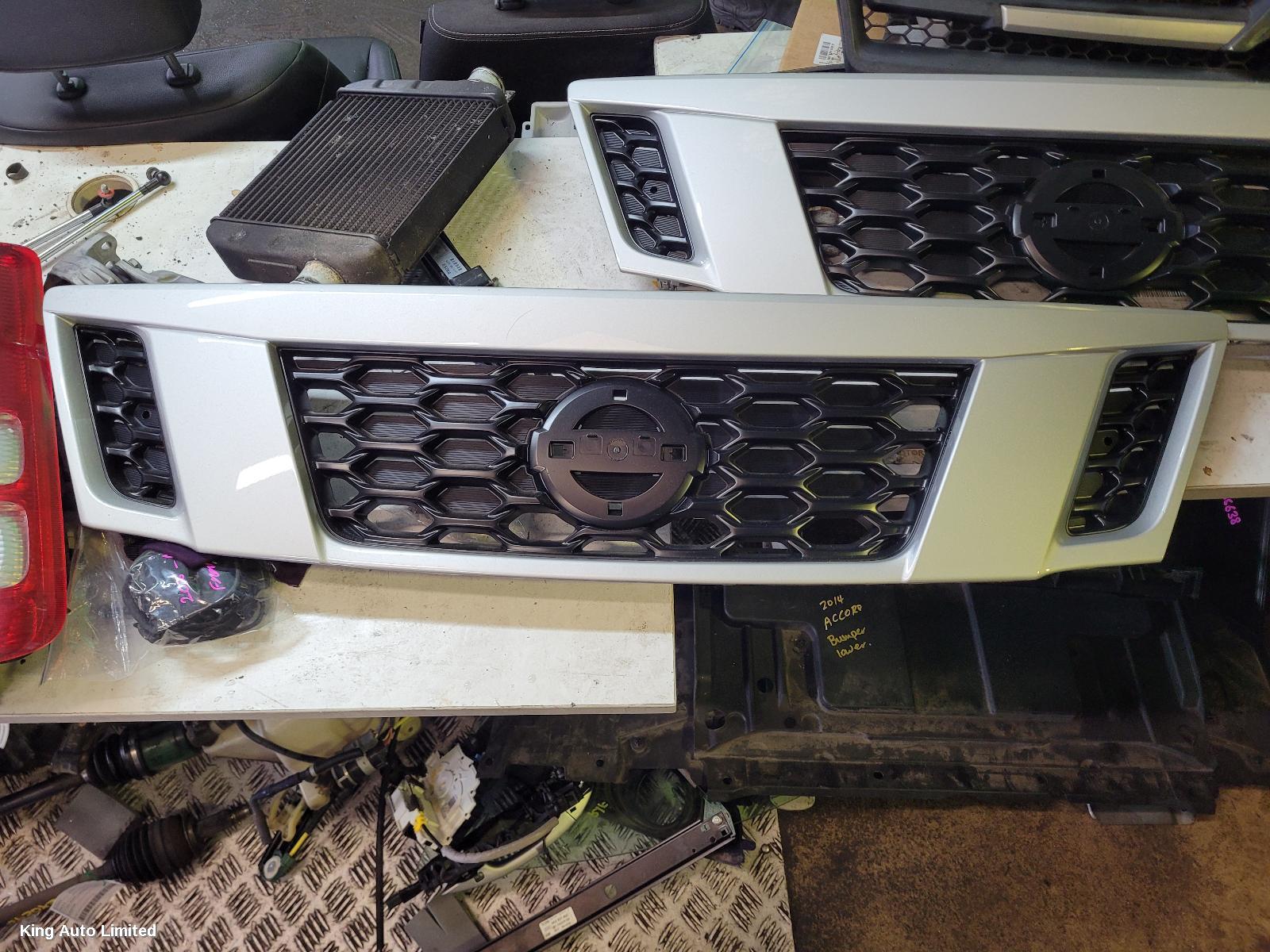 Nissan - Nissan URVAN 2012 Grille