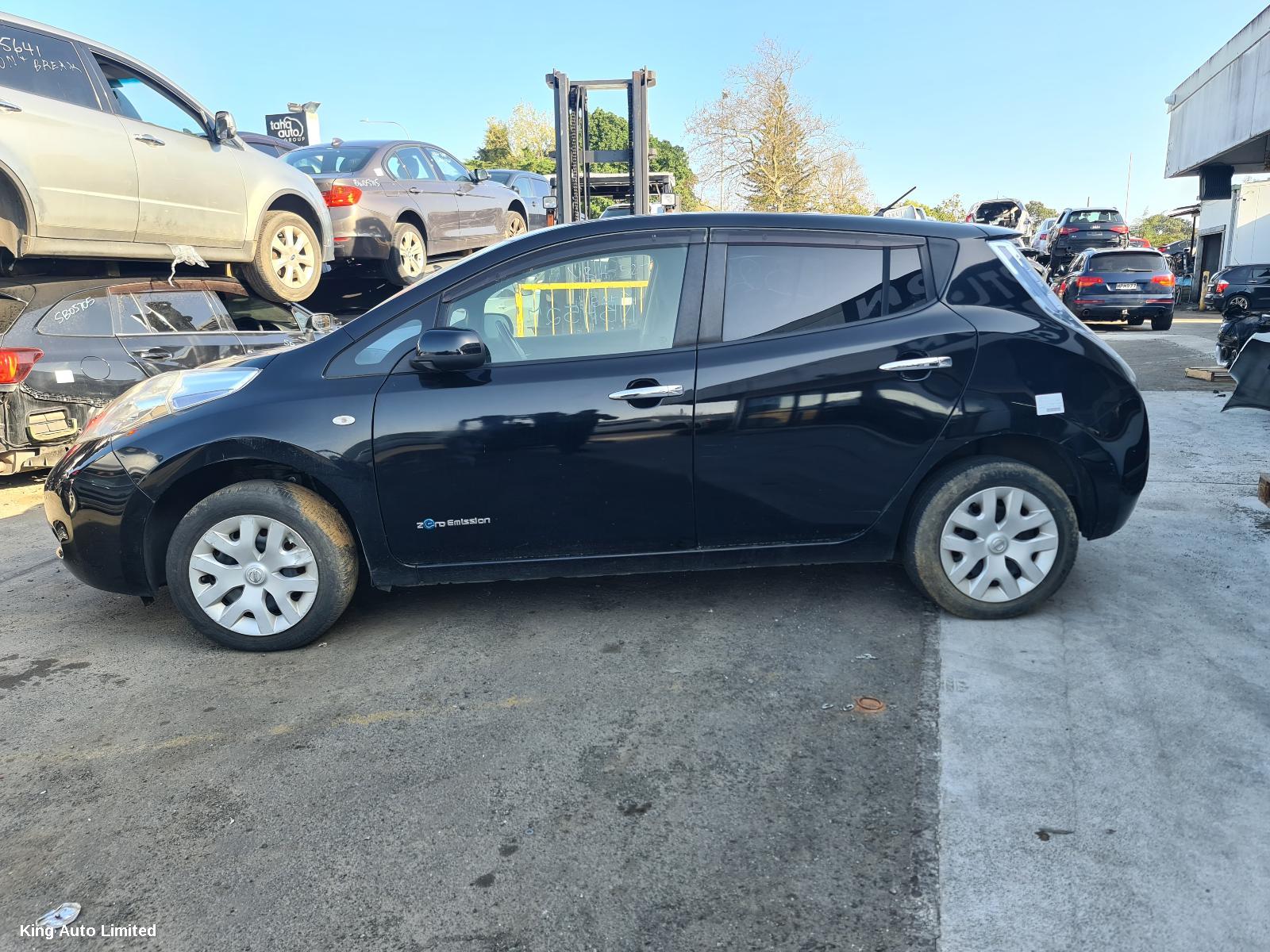 Nissan LEAF 2014 Left Front Door thumbnail 3