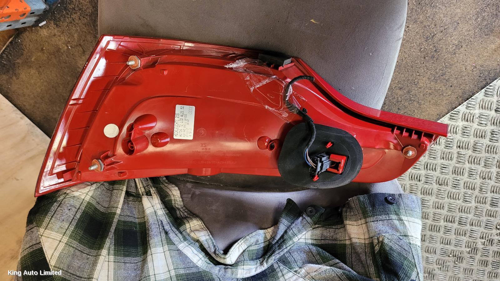 Audi Q7 2010 Left Taillight thumbnail 2