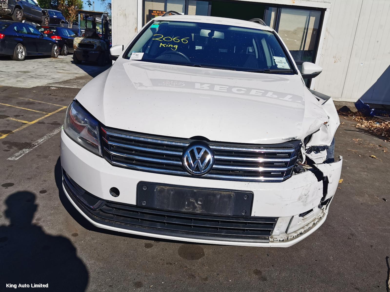 VOLKSWAGEN PASSAT 2013 Rear Garnish thumbnail 1
