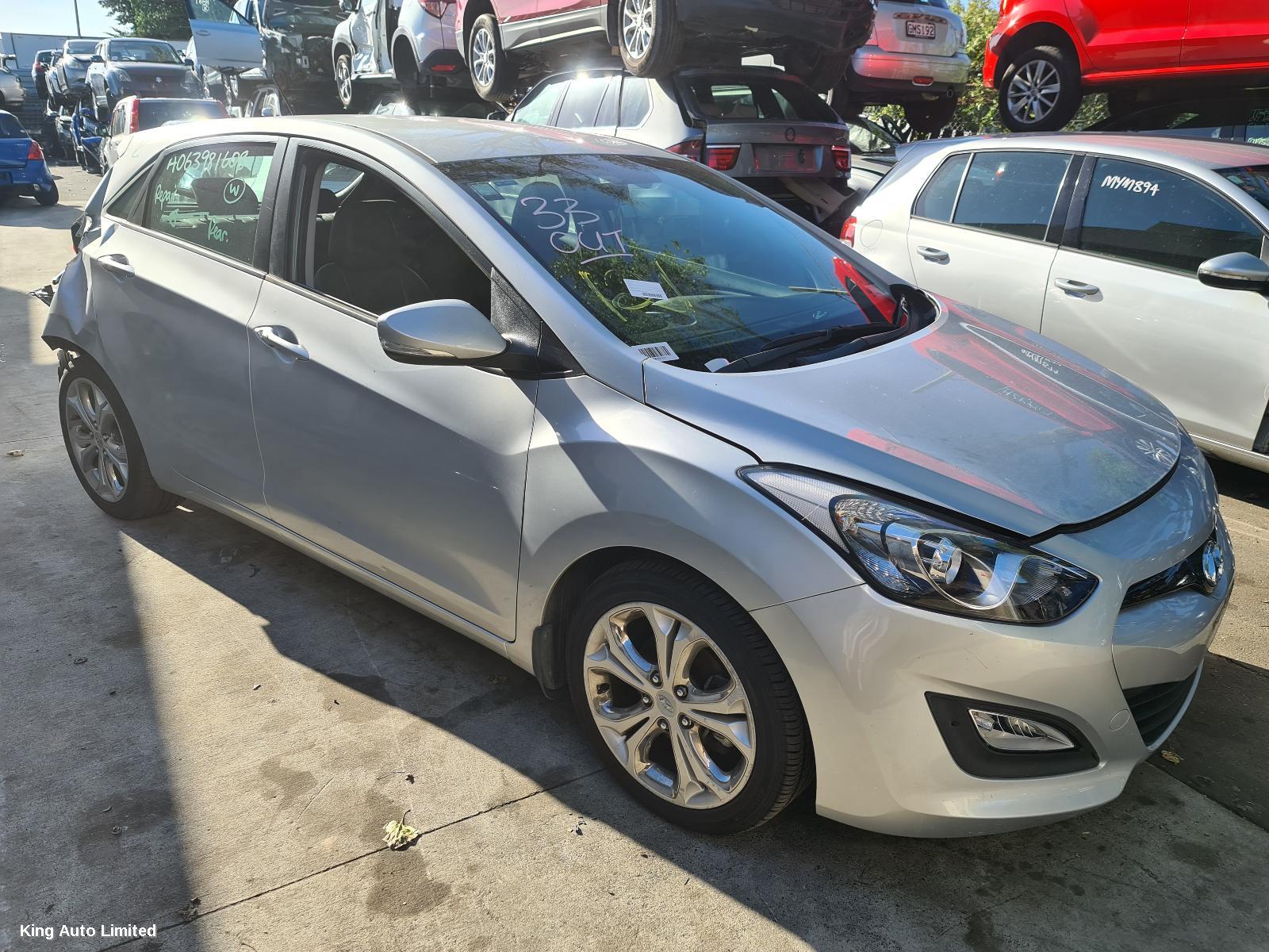 Azraa - HYUNDAI I30 2014 Right Front Hub Assembly