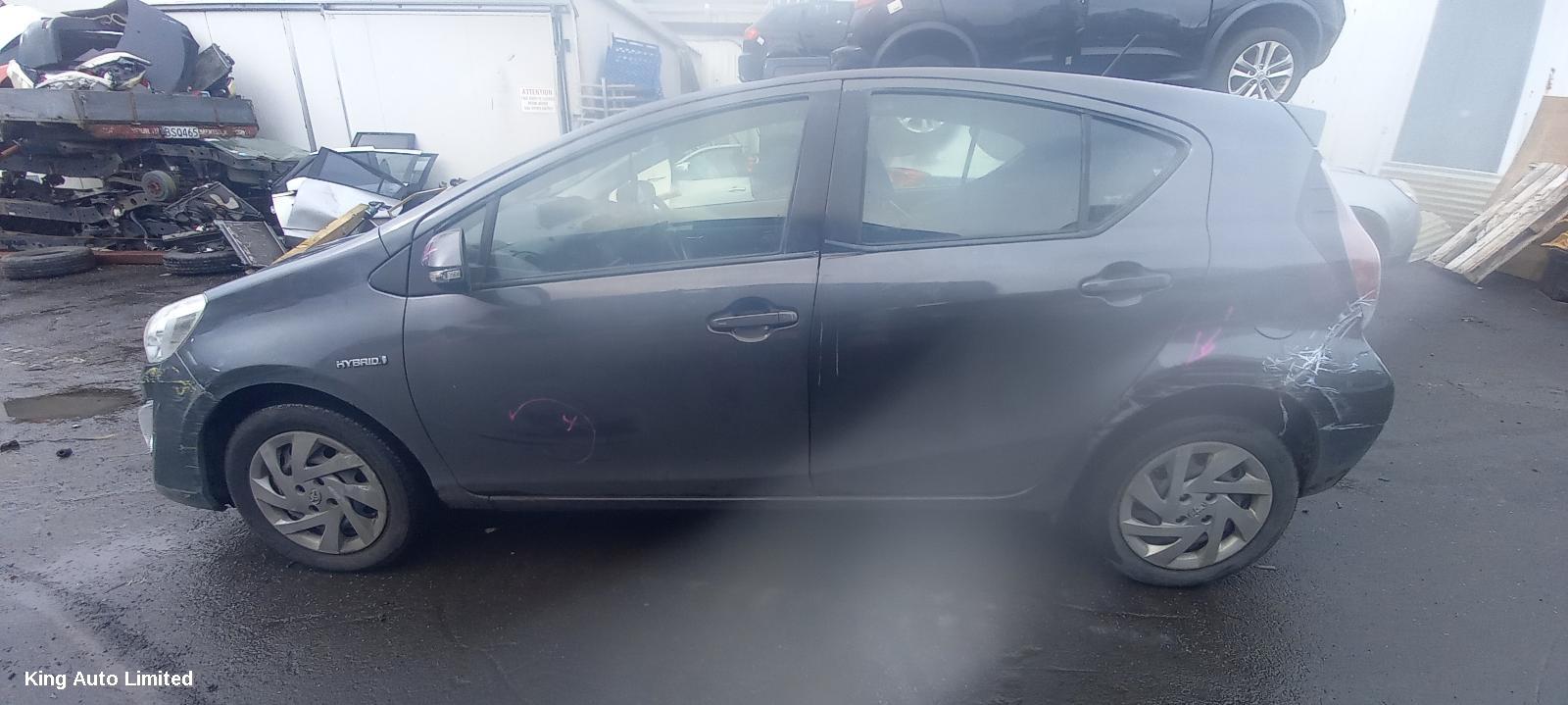Toyota PRIUS 2016 Radiator thumbnail 3