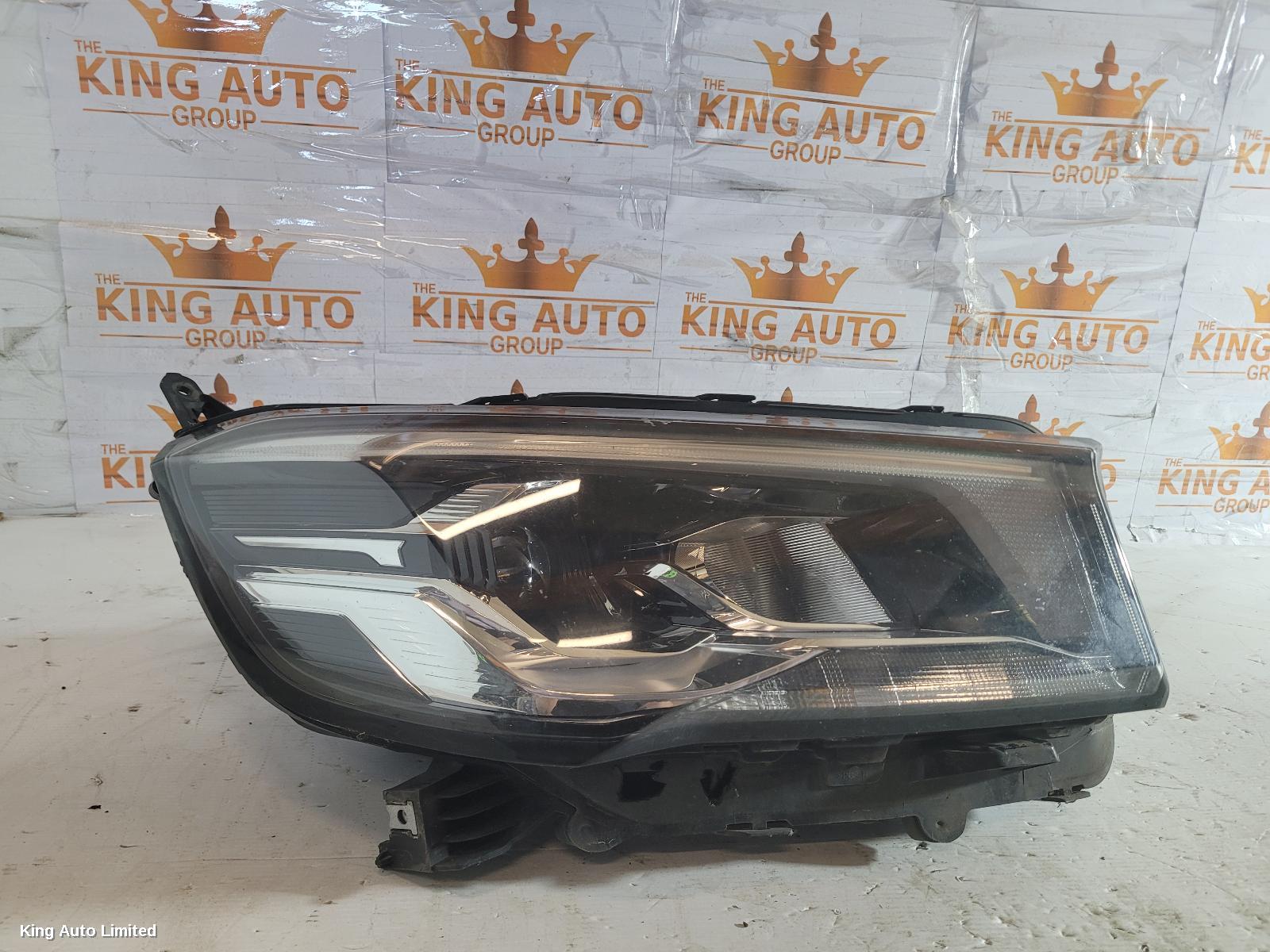 LDV DELIVER 9 2022 Right Headlamp thumbnail 1